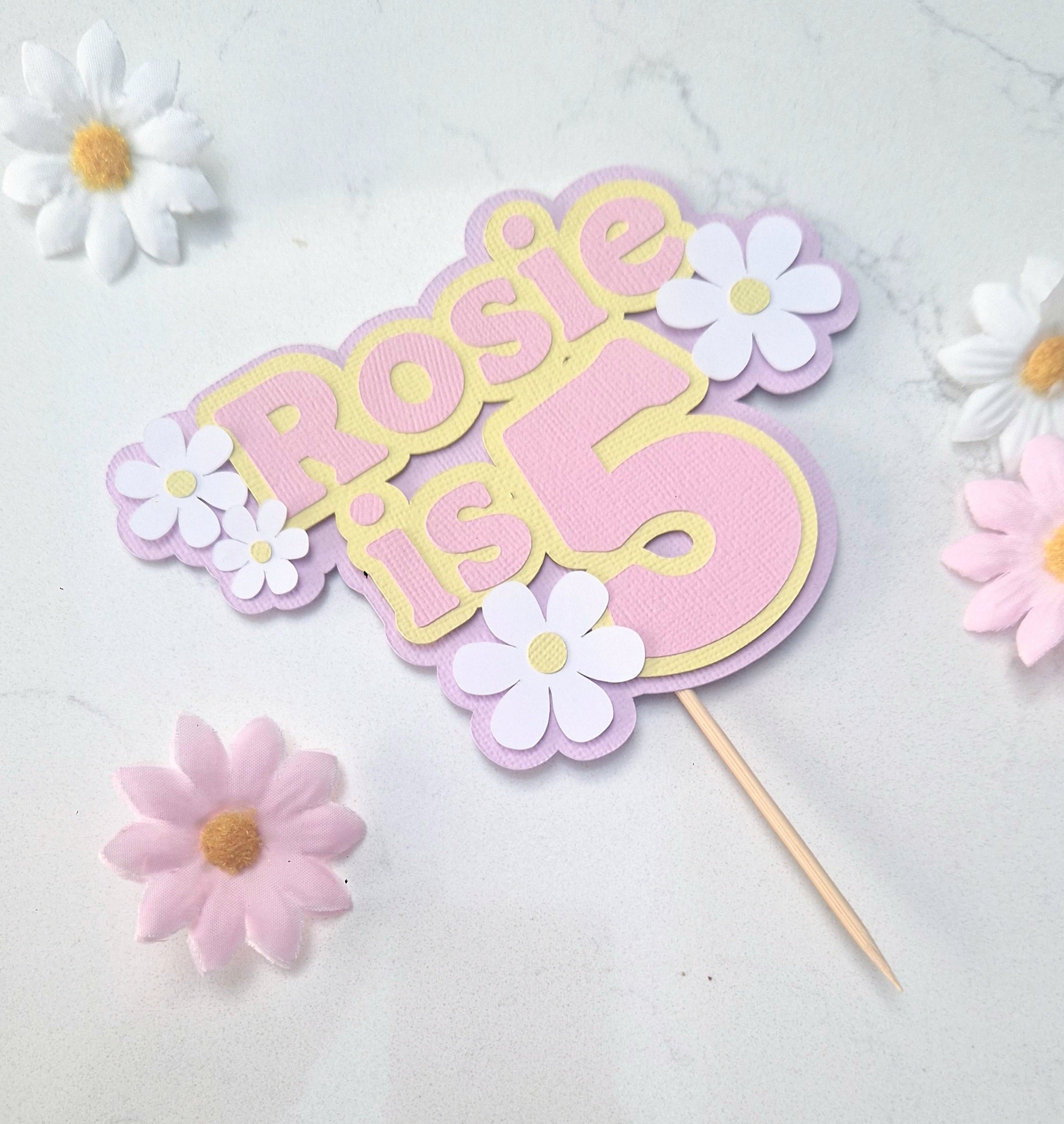 Personalised daisy cake topper - Kids birthday cake topper with name and age - Floral summer cake decoration